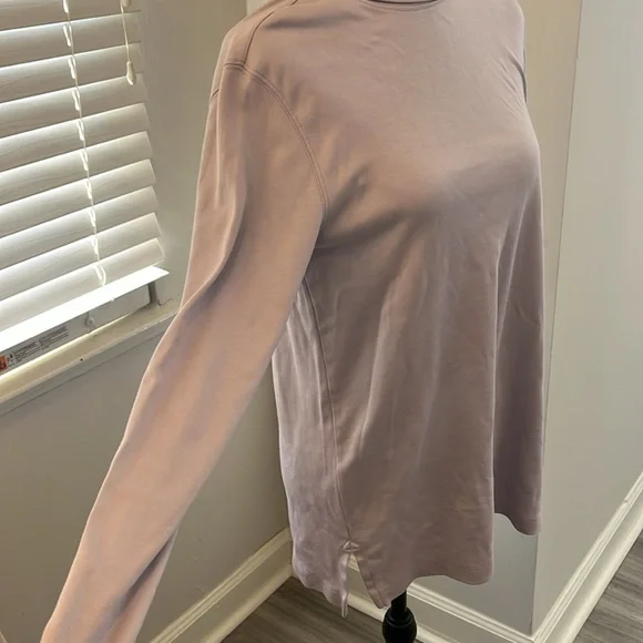 Very light purple turtle neck - Picture 3 of 5